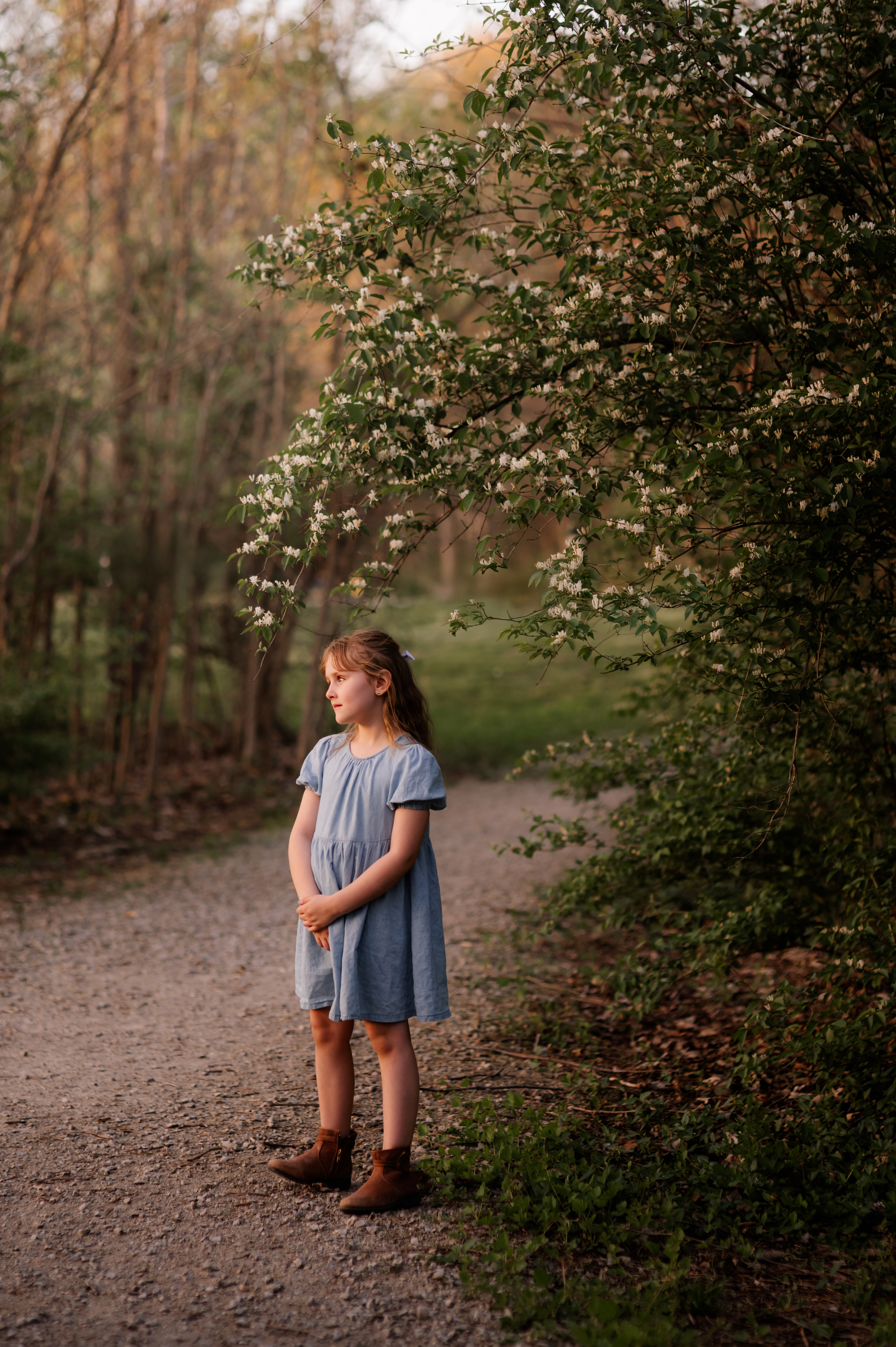 5 Simple Poses for Girls That Feel Natural (Not Forced)